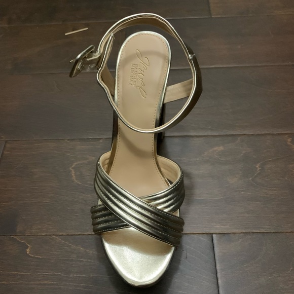 Badgley Mischka sandals size 9.5 - new , and never worn - Picture 1 of 5